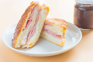 sandwich monte cristo close up front view