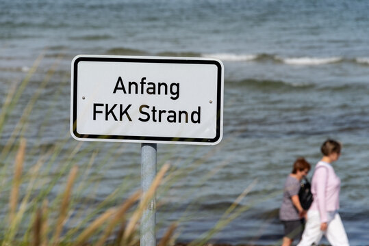 Schild "Anfang FKK Strand" kennzeichnet den Beginn des Strandbereichs in dem Personen (Nudisten ) das Baden und Sonnen ohne Kleidung erlaubt ist
