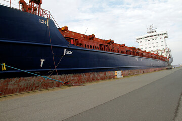 Containerschiff MARIELYST unter portugiesischer Flagge. Hansestadt Bremen, Deutschland, Europa   --...