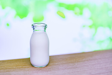 牛乳　ミルク　【 高原 の 朝 イメージ 】