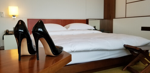黒いエナメルのハイヒールとダブルベッド　情事のイメージ　black shiny high heels in the bed room