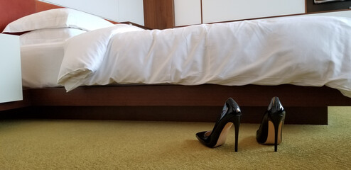黒いエナメルのハイヒールとダブルベッド　情事のイメージ　black shiny...