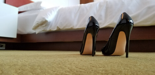 黒いエナメルのハイヒールとダブルベッド　情事のイメージ　black shiny high heels in the bed room