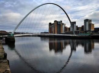 Naklejka premium Millennium Bridge reflected in river