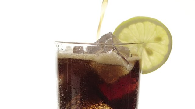 Frisches k&uuml;hles Cola  Glas mit Eisw&uuml;rfel