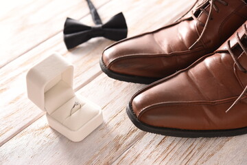 婚約指輪とブーツと蝶ネクタイ