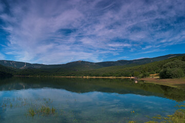 krajobraz jezioro widok natura drzewa niebo chmury embalse de la jarosa madryt - obrazy, fototapety, plakaty
