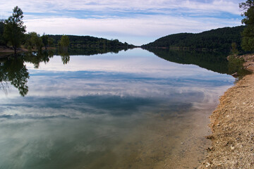 Fototapeta krajobraz jezioro widok natura drzewa niebo chmury embalse de la jarosa madryt obraz