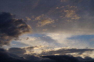 Fototapeta na wymiar Goldene Wolken von Sonne angestrahlt