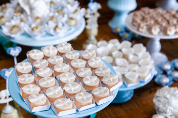 Prato de doces de festa de batizado enfeitados com pombinhos representando o espírito santo, feitos de pasta americana.