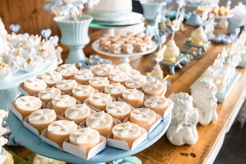 Prato de doces de festa de batizado enfeitados com pombinhos representando o espírito santo,...