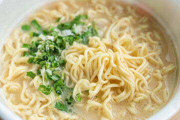 カップ麺　とんこつ