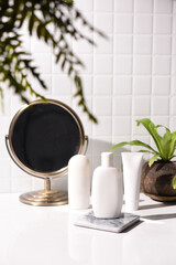 スキンケアボトルのあるバスルームの風景