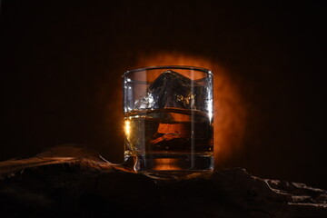 暗闇のウイスキーグラス