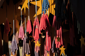 Fototapeta na wymiar frisch hergestellte Kerzen hängen an einem Stand auf dem Weihnachtsmarkt