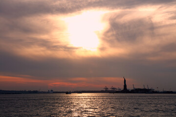 Freiheitsstatue bei Sonnenuntergang / Satue of Liberty or Liberty Enlightening the World at sundown...