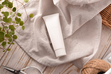 スキンケアボトルとリビングの風景