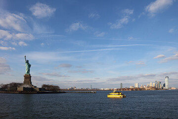 Freiheitsstatue mit Ellis Island und Jersey City Skyline / Satue of Liberty or Liberty Enlightening...