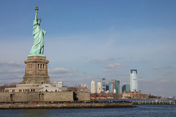 Obraz na płótnie Canvas Freiheitsstatue mit Jersey City-Skyline / Satue of Liberty or Liberty Enlightening the World with Jersey City-Skyline /