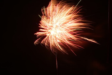 rotes Raketenfeuerwerk Silvester Jahreswechsel