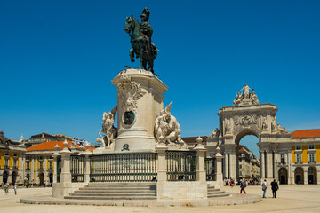 Fototapeta na wymiar Beautiful image of the gate and landmark statue of King Jose on the Commerce square (Praca do Comercio) in Lisbon, Portugal with blus sky during tourist season