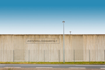 Fototapeta na wymiar Gefängnismauer einer Justizvollzugsanstalt