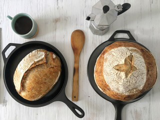 Pan de masa madre, hogaza artesanal en olla de hierro, pan de campaña