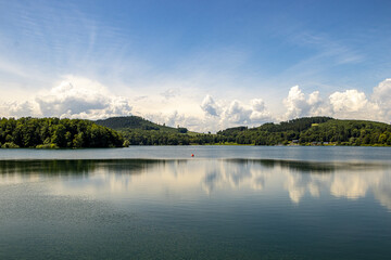 Spiegelung von Wolken und Bergen im See