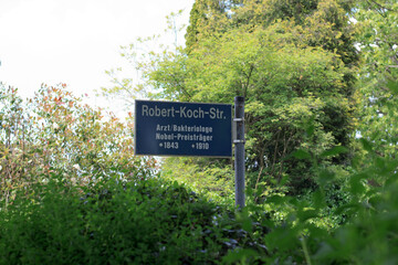 Straßenschild des Arztes Robert-Koch dem Gründer des Robert Koch Institut.