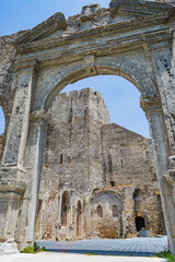 Naklejka premium Palmela Castle framed by an arch and ruins of the Church of Santa Maria, PORTUGAL
