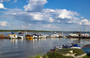 Lato, jezioro, łodzie, motorówki © Katarzyna