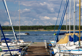 port nad jeziorem
