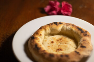 Massa assada de pizza com bordas ou esfirra