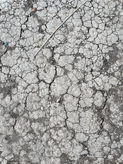 Nahaufnahme des rissigen grauen Bodens Hintergrundbild