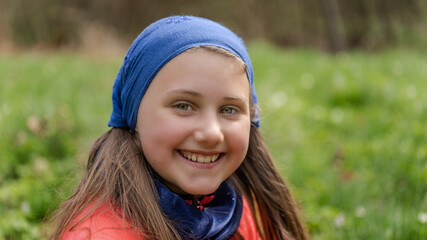 Porträt eines jungen, hübschen, nachdenklich Mädchens mit blauem Kopftuch im Wald. Lebensfreude,...