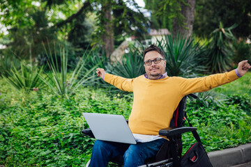 Obraz premium man with disabilities in wheelchair job business job