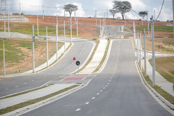 Rua sem saída linda com fundo na natureza.
