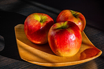 apples in his fruit bowl on the table
