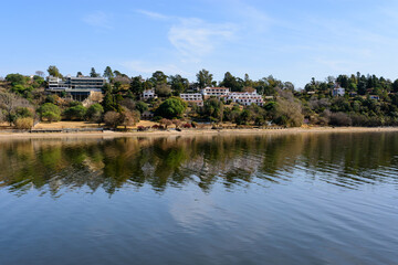 Reflejos de la costa sobre la laguna 