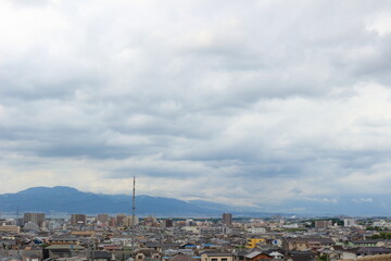 梅雨空に覆われた大津市の風景