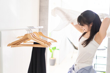 服を脱ぐ女性