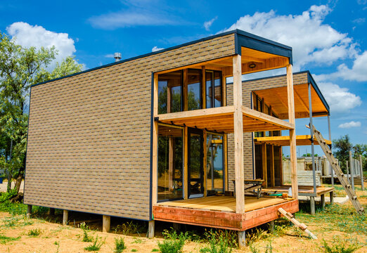 Construction of a modular house made of wood.