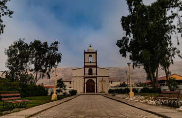 Fototapeta na wymiar Entrada a Iglesia en un pueblo alejado de la ciudad.