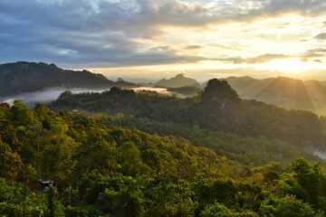 Obraz premium The scenery of the mountains and the fog at sunrise, feel fresh and relaxed.