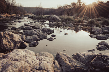 Atardecer nostálgico de invierno sobre el río
