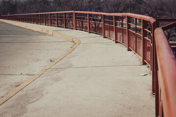 Obraz premium Barandas en el puente en perspectiva