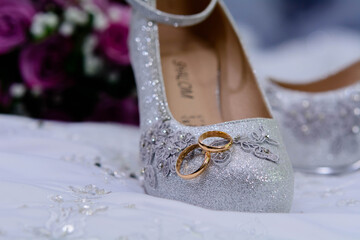 Zapatos de novia mas anillo de bodas