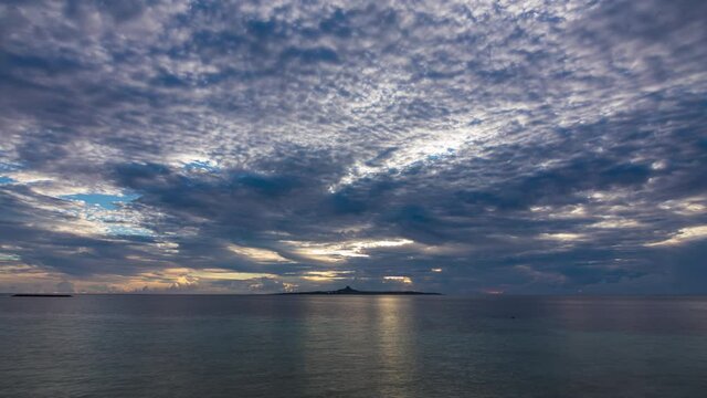 沖縄　伊江島に落ちる夕日　タイムラプス