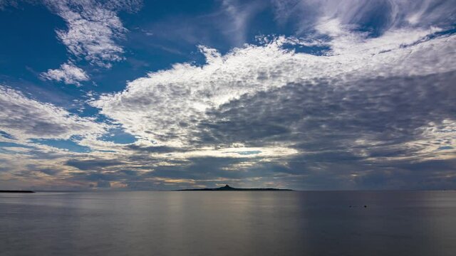 沖縄　伊江島に落ちる夕日　タイムラプス