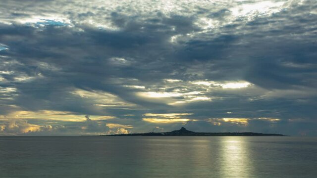 沖縄　伊江島に落ちる夕日　タイムラプス